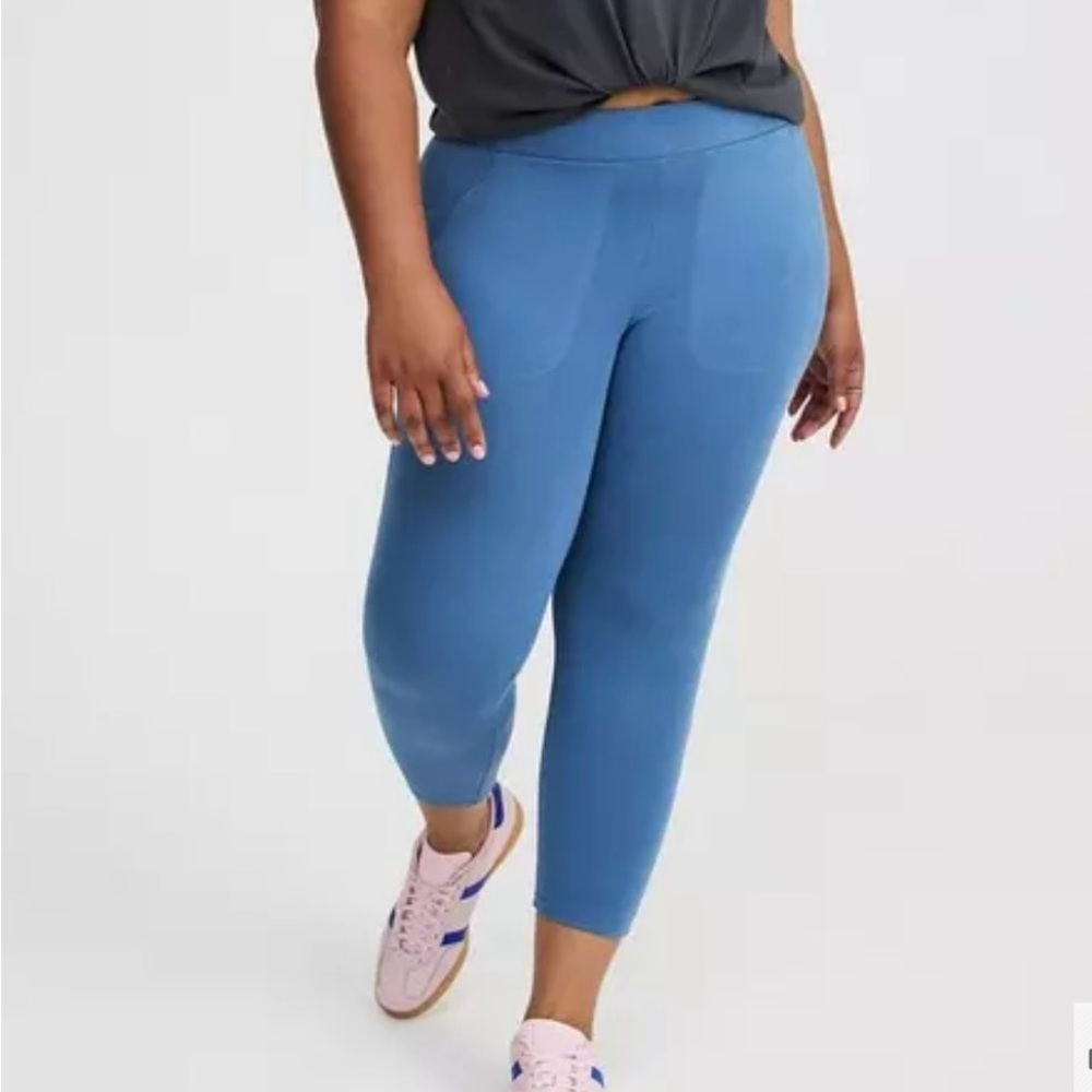 Torrid CROP POCKET LEGGING